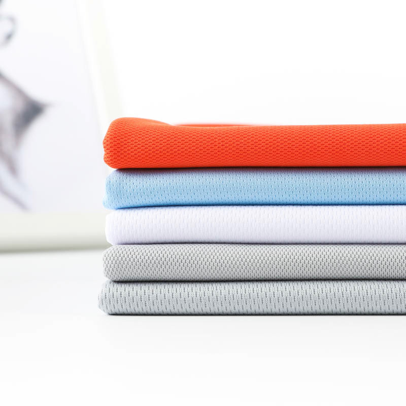 Sekundárna utierka z vtáčej perspektívy vhodná na športové oblečenie a reklamné košele