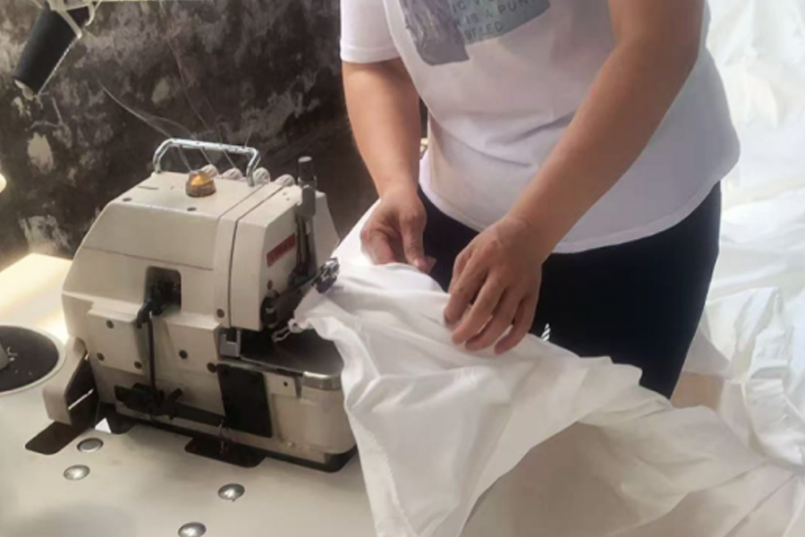 Farbiarska továrenská výroba - oblasť hlavy na šitie šedej látky